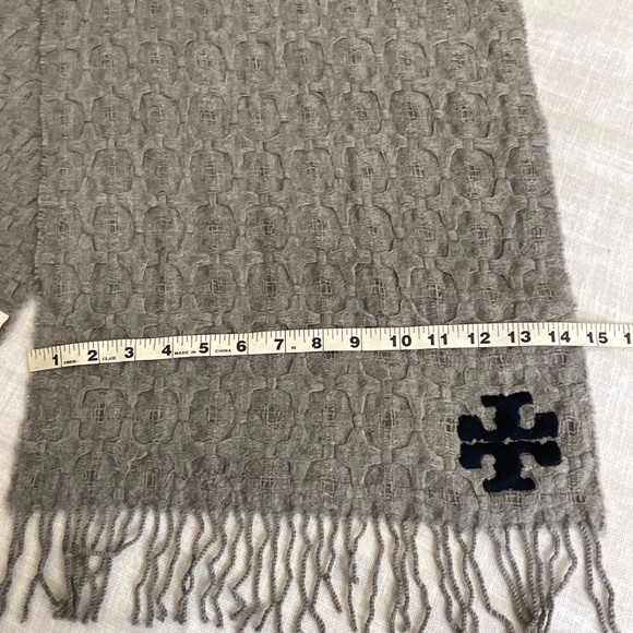 Tory Burch Wool Gray Cable Knit Woven Shawl Scarf Wrap Embroidered Logo 14”x80” - Picture 7 of 10